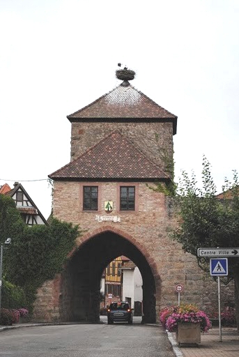 Dambach la ville, village fortifi, avec ses portes d'entres, un perchoir idal pour les cigognes