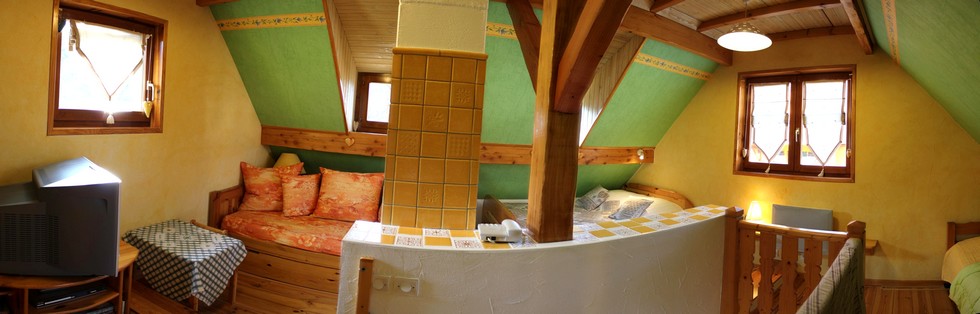 Cot lit 2 personnes et canap lit d'une personne dans la chambre du Gite en Alsace