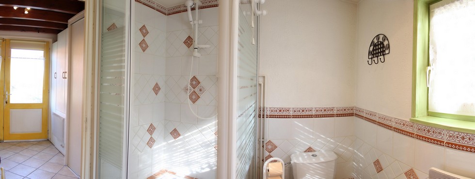 salle de bain du gite en alsace - vue 180 cot douche