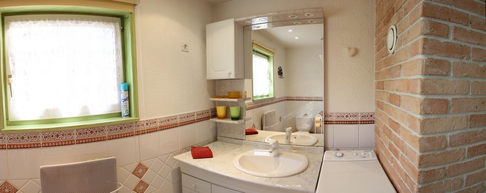 salle de bain du gite en alsace - vue 180 cot lavabo