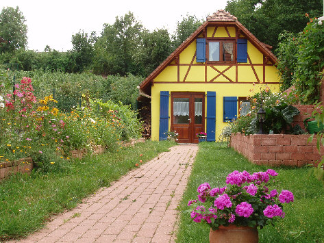 L'allee fleurie qui mene du parking au Gite en Alsace