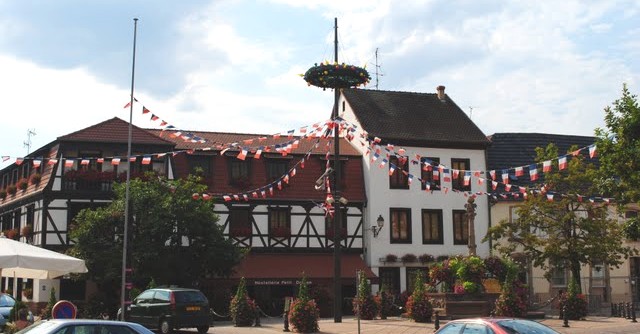 La place principale du village de Mutzig, mi juillet