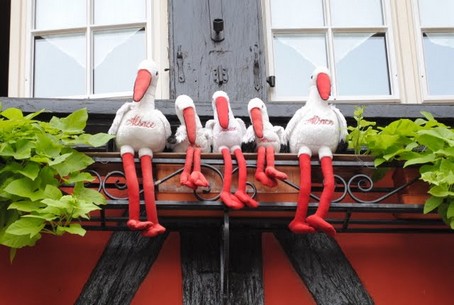 Cigognes en dcoration de fentre dans la vieille ville de Colmar