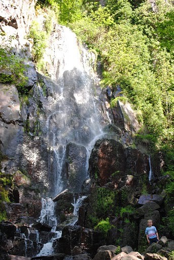 Au pied de la cascade du Nideck la plus haute du dpartement