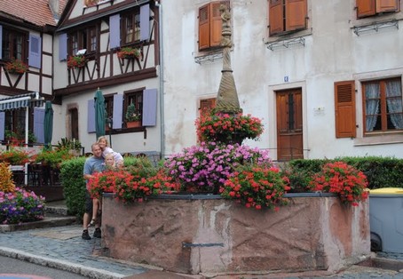 Une fontaine bien fleurie