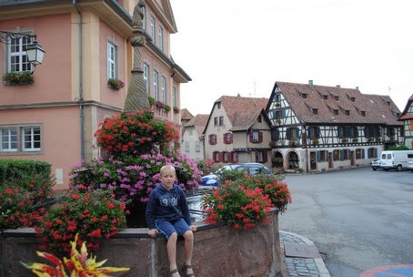 dans un village de belle maisons  colombages...