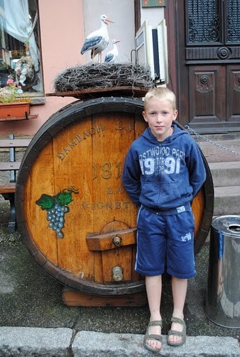 Tout y rappelle le vin et les cigognes.