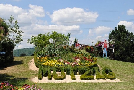 L'entre du village, dcore pour le 14 juillet