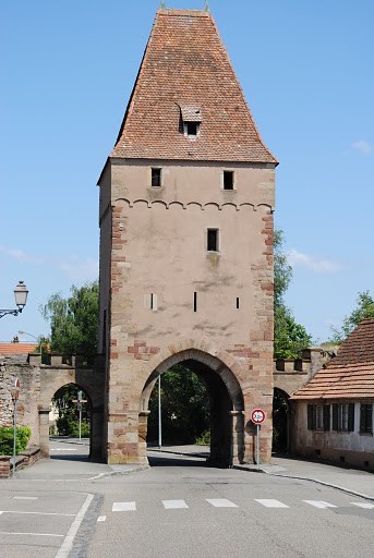 La porte en pierre: Dolder  l'entre de Rosheim