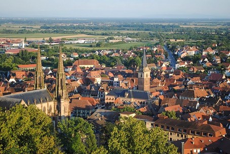 Obernai est un village d'alsace au pied des vosges prs de la route des vins