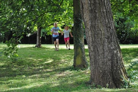 Quel plaisir que de courir sur le gazon du verger !