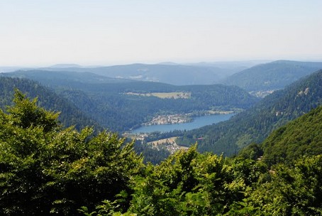 Depuis la route des crtes, une vue sur le lac de Longemer, dans les Vosges
