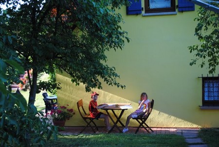 L'autre petite terrasse derrire le gite est parfaite pour deux