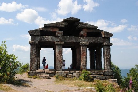 Le temple au sommet du massif du Donon