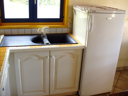 Spülstein mit Unterschrank, Kühlschrank in unserem Ferienhaus im Elsass