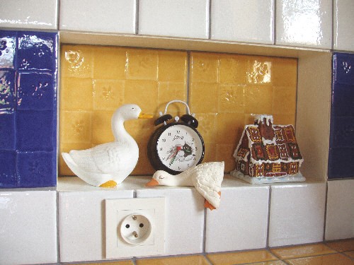 In der Küche: eine Nische mit elsässischen Gänsen, Wecker und Weihnachtshäuschen in unserem Ferienhaus in Elsass
