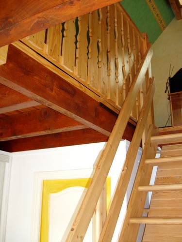 Die Treppe, die hochführt zun ausgebauten Dachboden, Schlafzimmer in unserem Ferienhaus im Elsass