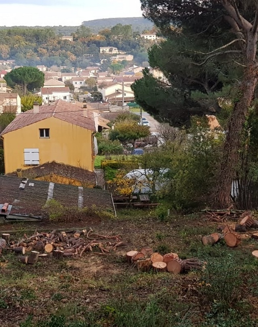 Vue depuis le palier du haut, sur la limite nord du terrain  vendre  Bagnols sur Cze