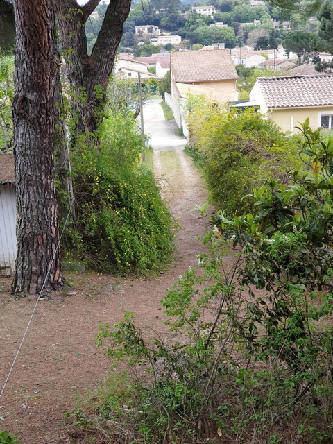 Vue sur la servitude d'accs depuis le chemin de Lagaraud du terrain  vendre  Bagnols sur Cze