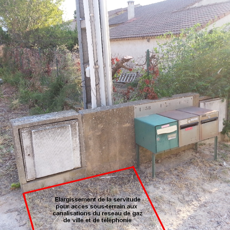 Poteau tlphonique et gaz du terrain  vendre  Bagnols sur Cze