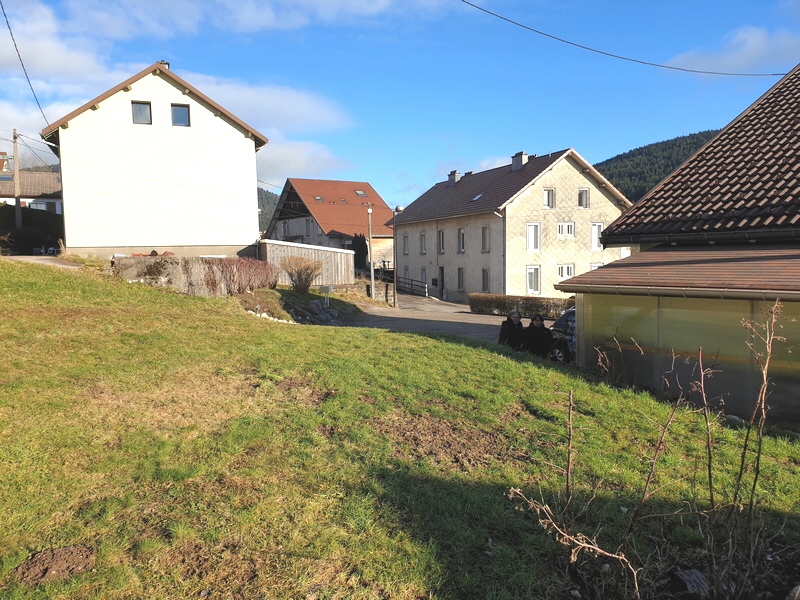 Terrain à vendre à Gérardmer - les maisons voisines en bas de la parcelle 163