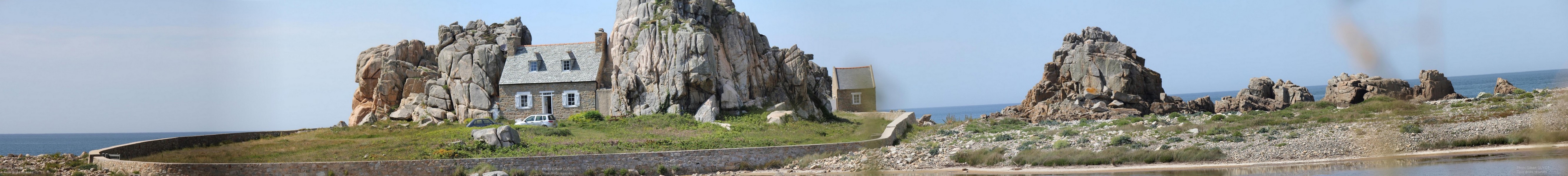 Vue de la maison de Plougrescant dans les ctes d'armor en Bretagne