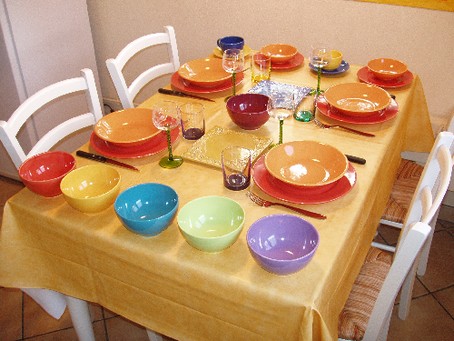 Une vaisselle colorée pour votre séjour