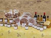 gâteau aux noix, confiture, foie gras d'oie et produits locaux du Périgord