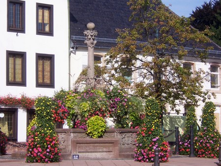 Mutzig, la place de la fontaine - Gites Alsace