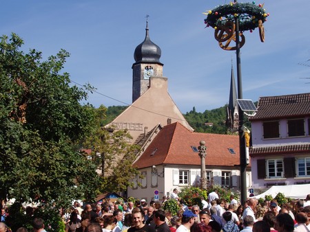 Mutzig, la place de la fontaine - Gites Alsace