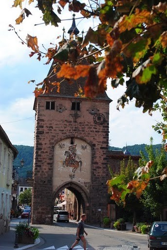 La porte fortifiée, à l'entrée est de MUTZIG - Gites Alsace