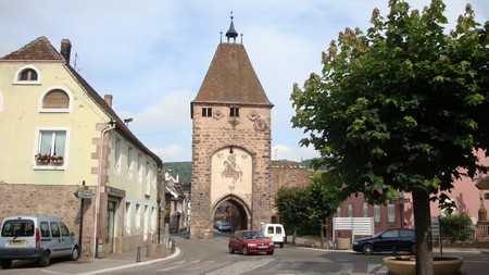 La porte fortifié, un vestige des fortifications du village de Mutzig - Gites Alsace