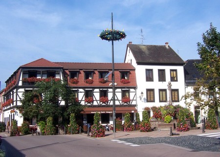 Mutzig, la place de la fontaine - Gites Alsace